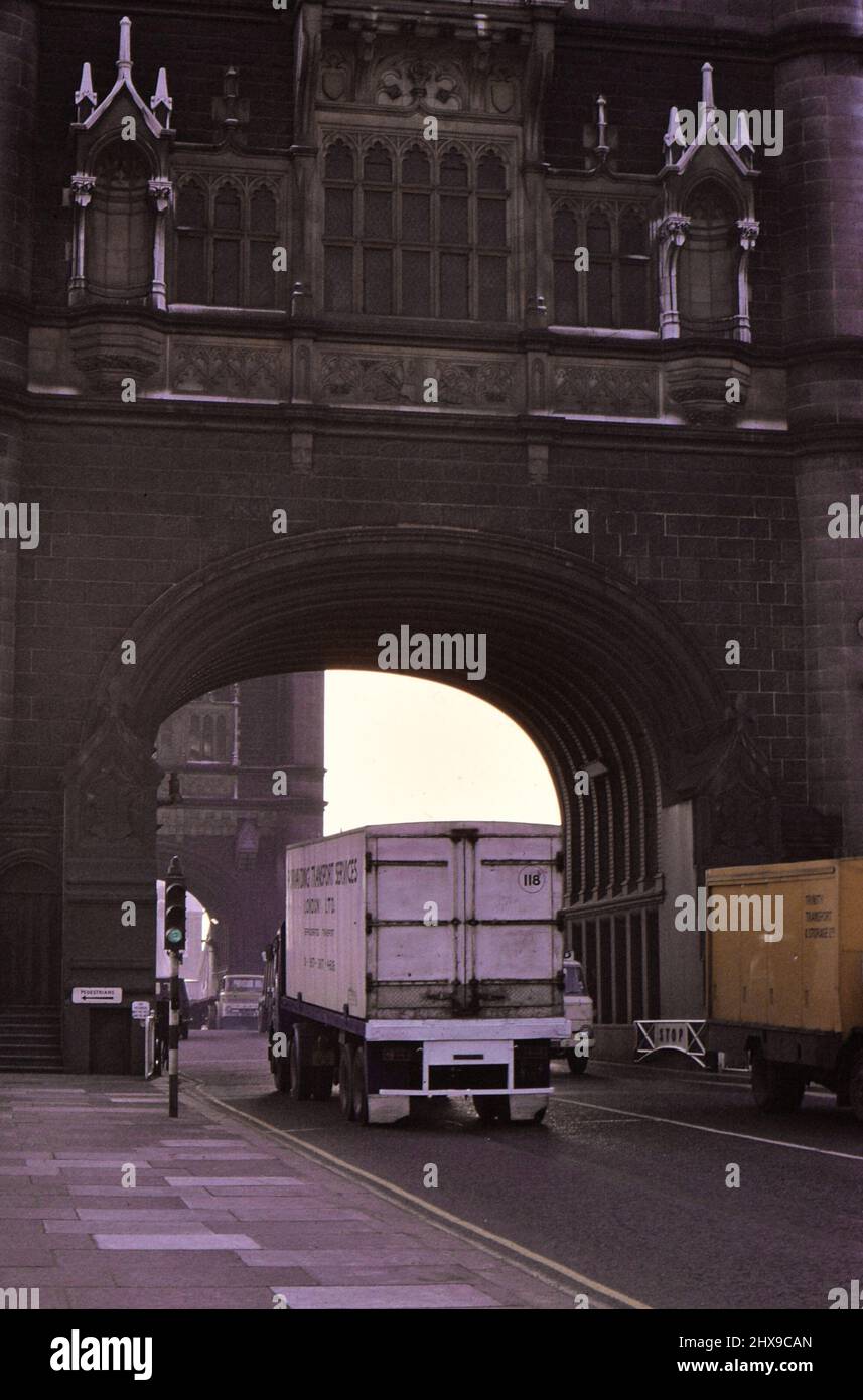 LKW überquert die Tower Bridge in London ca. 1970 Stockfoto