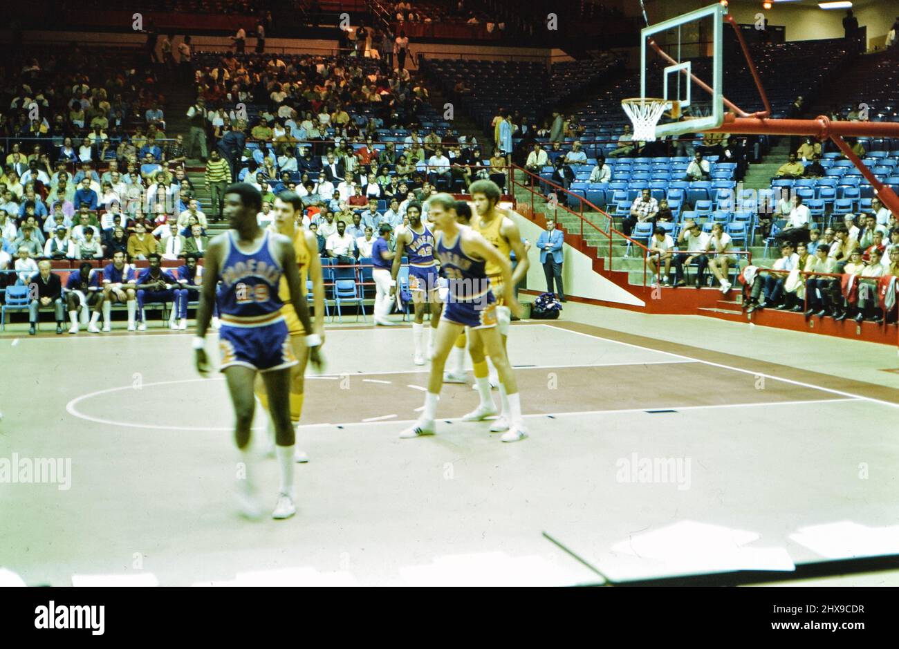 Phoenix Suns vs. Cleveland Cavaliers NBA-Basketballspiel, möglicherweise ein Ausstellungsspiel in Dayton ca. 1970 Stockfoto