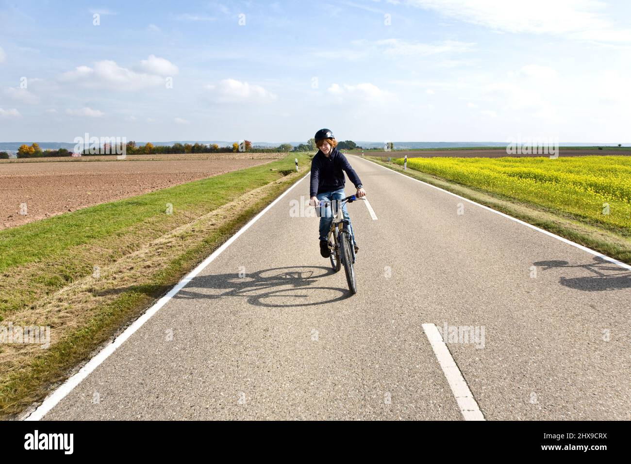 Junge auf seinem Mountainbike auf einer Radtour entlang der wunderschönen Landschaft Stockfoto