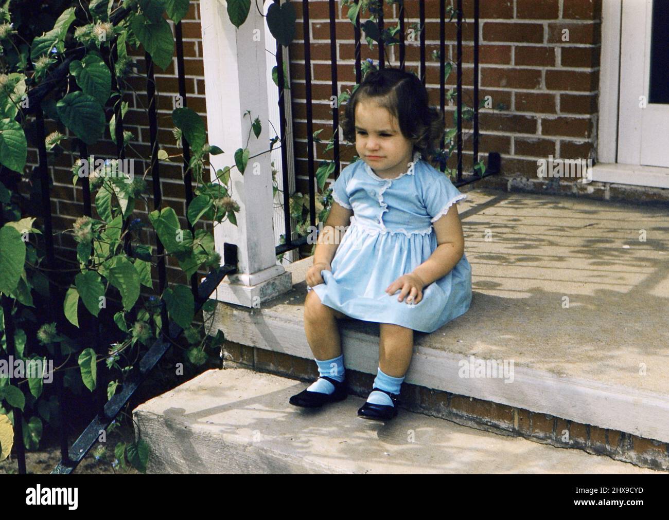 Ein Kleinkind Mädchen sitzt auf einer Veranda eines Hauses in der Nähe von Indianapolis Indiana Ca. 1955-1959 Stockfoto
