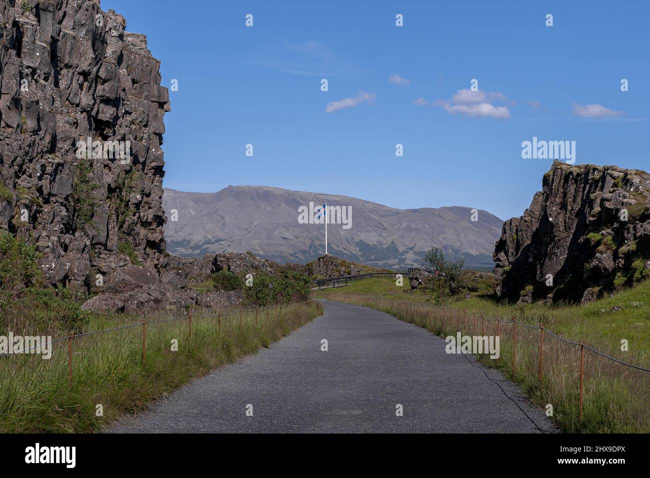 Die Iceland Flag winkt in den wunderschönen Farben Rot, Weiß und Blau im Thingvellir National Park Stockfoto Die Iceland Flag winkt in den wunderschönen Farben Rot, Weiß und Blau im Thingvellir National Park Stockfoto
