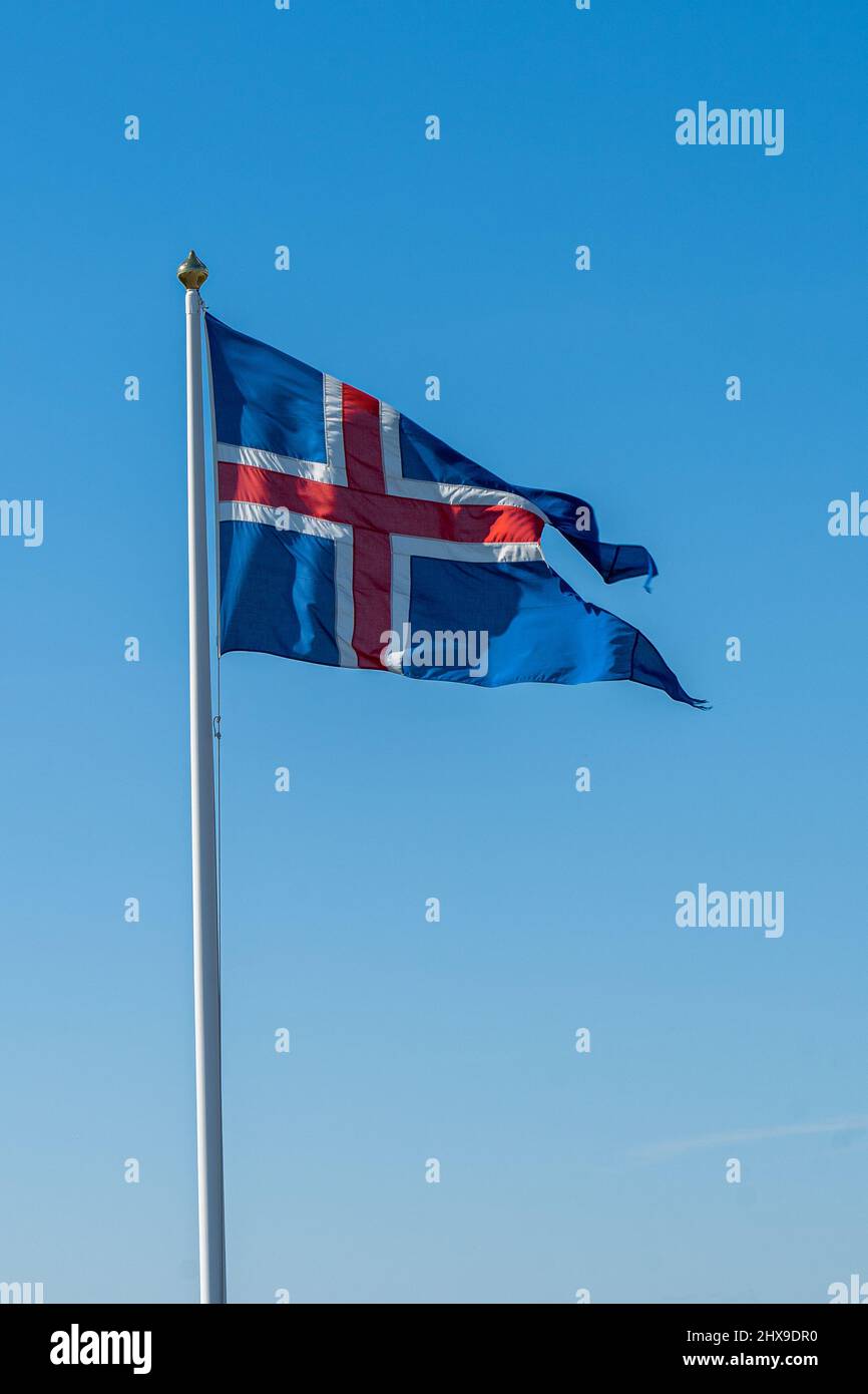 Die Iceland Flag winkt in den wunderschönen Farben Rot, Weiß und Blau im Thingvellir National Park Stockfoto Die Iceland Flag winkt in den wunderschönen Farben Rot, Weiß und Blau im Thingvellir National Park Stockfoto