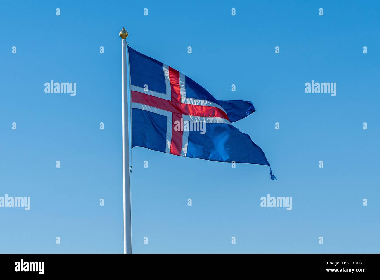 Die Iceland Flag winkt in den wunderschönen Farben Rot, Weiß und Blau im Thingvellir National Park Stockfoto Die Iceland Flag winkt in den wunderschönen Farben Rot, Weiß und Blau im Thingvellir National Park Stockfoto