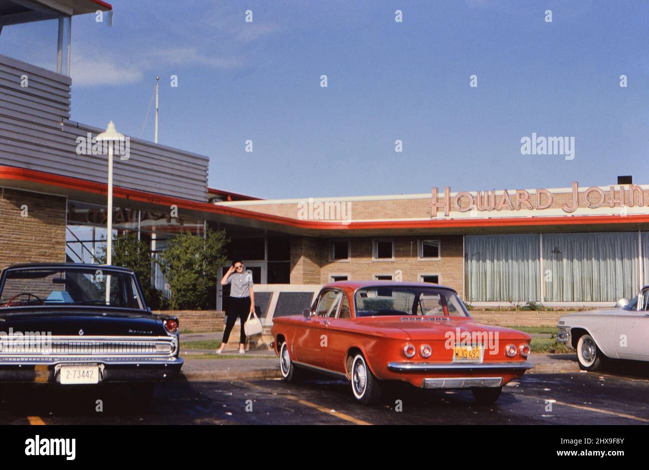 Eine Frau, die vor einem Howard Johnson's Inn und Restaurant steht. 1962 Stockfoto