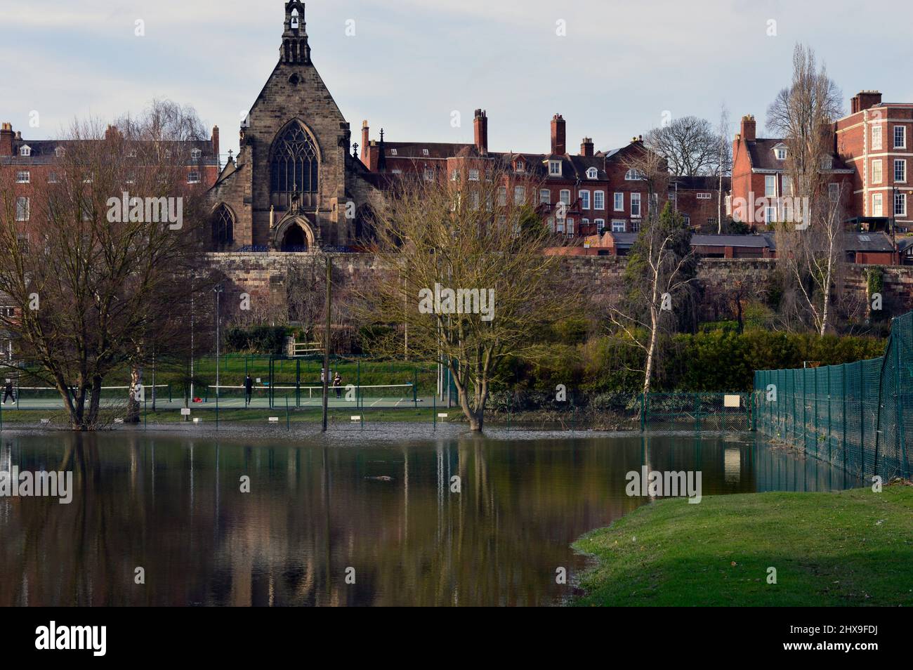 SHREWSBURY. SHROPSHIRE. ENGLAND. 26.02.22. Die Folgen der Überschwemmungen, die durch die Stürme im Februar in der Stadtmauer am Fluss Severn verursacht wurden Stockfoto