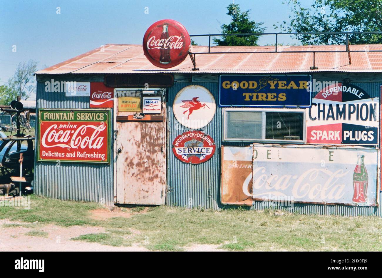 Vintage-Werbeschilder auf einem Schuppen neben einer Autobahn im ländlichen Oklahoma Ca. 1996 Stockfoto