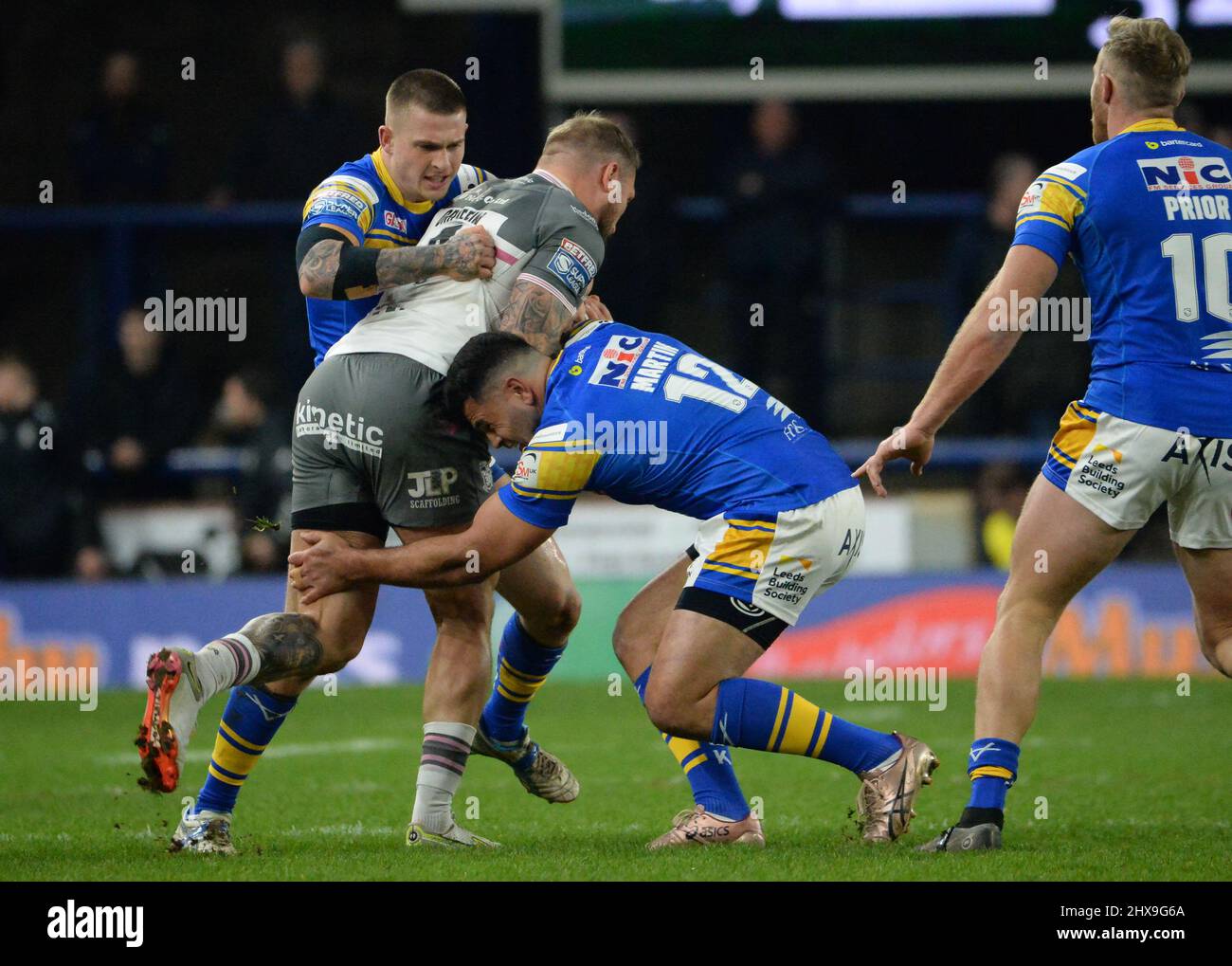 Leeds, Großbritannien. 10. März 2022. Rümpfe Josh Griffin wurde von Leeds Rhyse Martin während des Betfred Super League-Spiels zwischen Leeds Rhinos und Hull FC am 10.03.2022 im Headingley Stadium, Leeds, Großbritannien, angegangen.Kredit: Craig Cresswell/Alamy Live News Stockfoto
