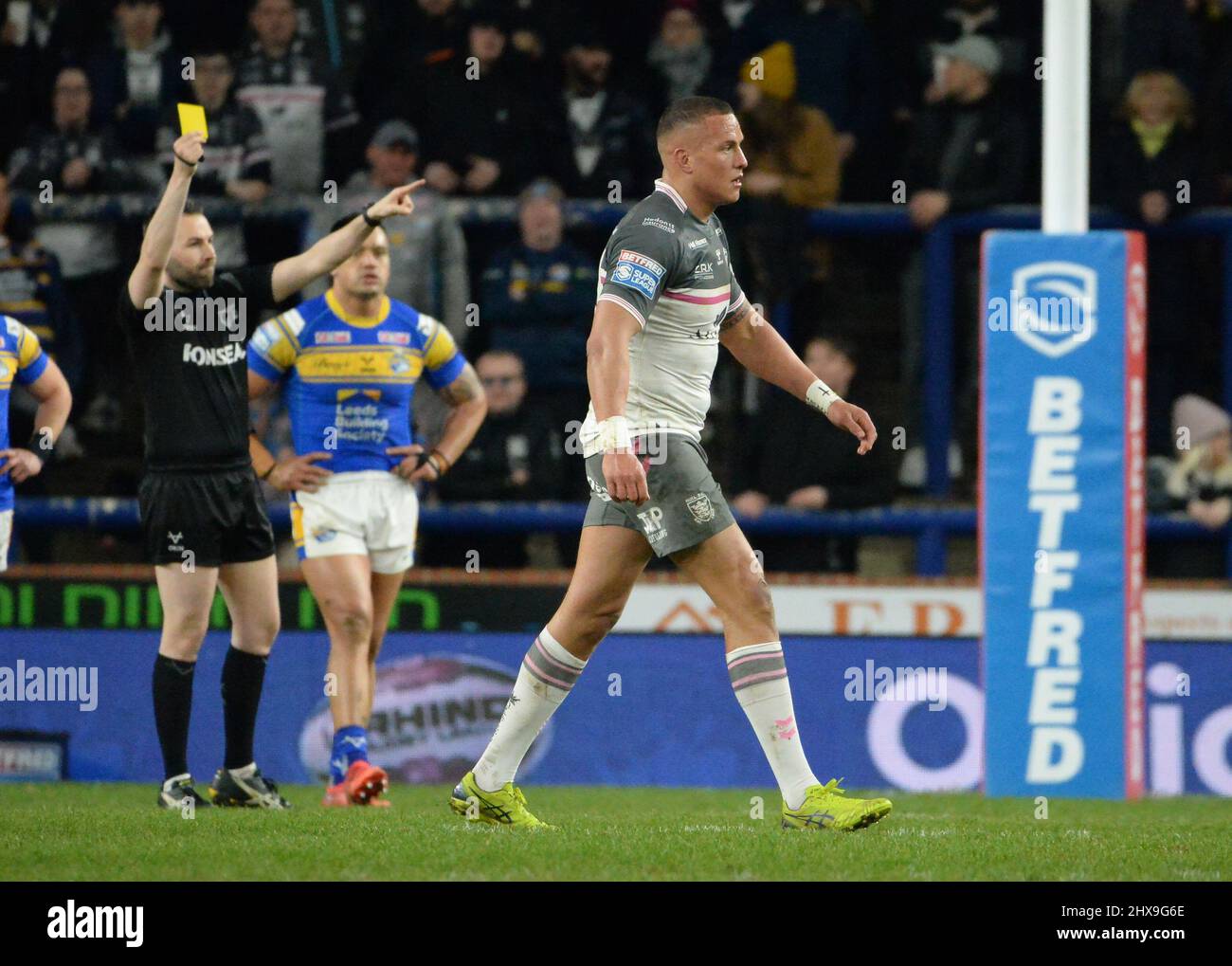 Leeds, Großbritannien. 10. März 2022. Hull FC’s Number 8 Kane Evans erhält eine gelbe Karte während des Betfred Super League-Spiels zwischen Leeds Rhinos und Hull FC am 10.03.2022 im Headingley Stadium, Leeds, Großbritannien Credit: Craig Cresswell/Alamy Live News Stockfoto