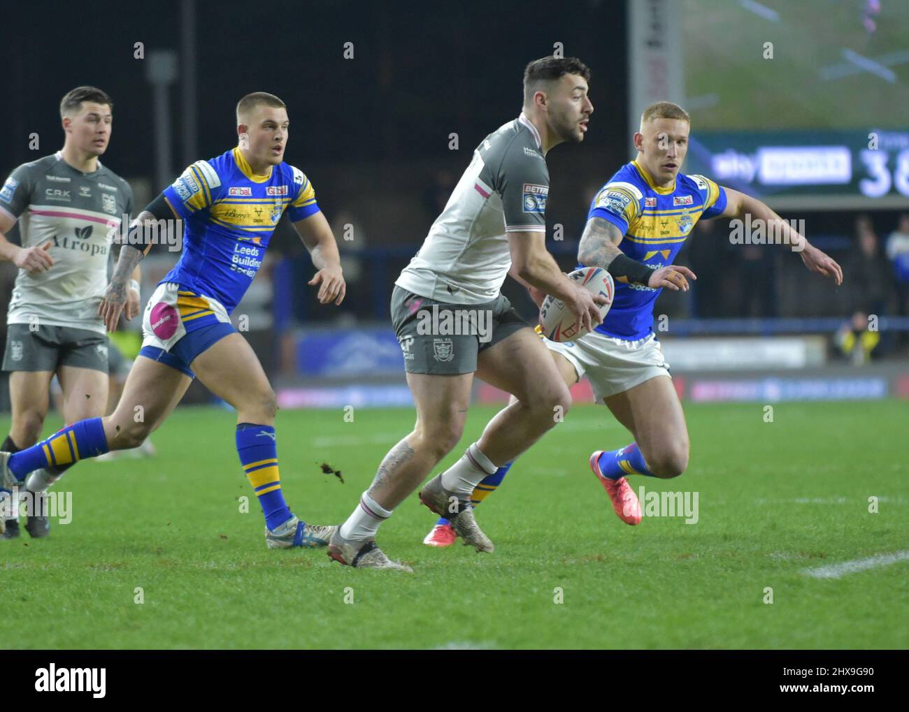 Leeds, Großbritannien. 10. März 2022. Hulls Jake Connor spielt den Ball während des Betfred Super League-Spiels zwischen Leeds Rhinos und Hull FC am 10.03.2022 im Headingley Stadium, Leeds, Großbritannien Credit: Craig Cresswell/Alamy Live News Stockfoto