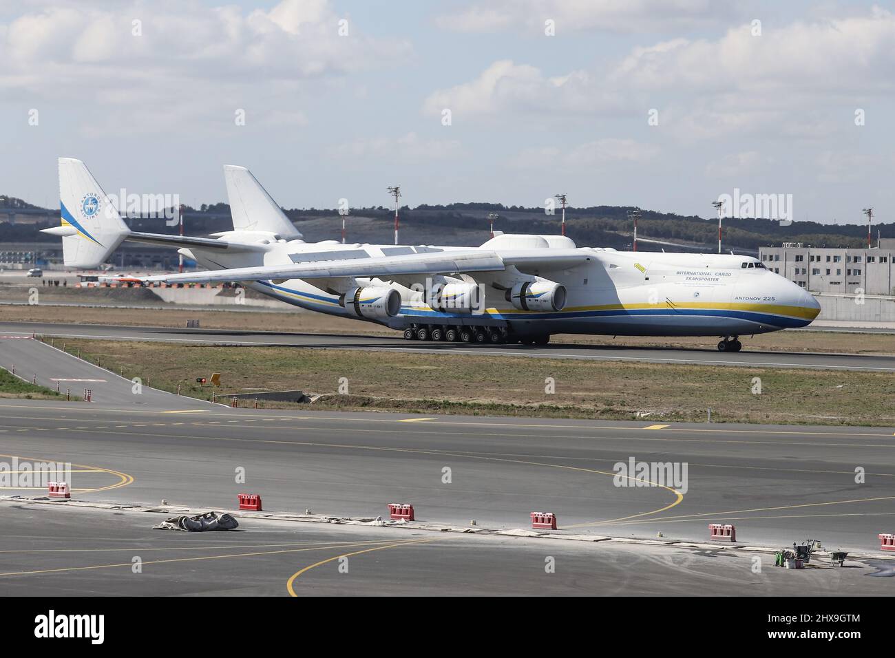 ISTANBUL, TÜRKEI - 05. OKTOBER 2021: Antonov Airlines Antonov an-225 Mriya landet auf dem Internationalen Flughafen Istanbul. Stockfoto