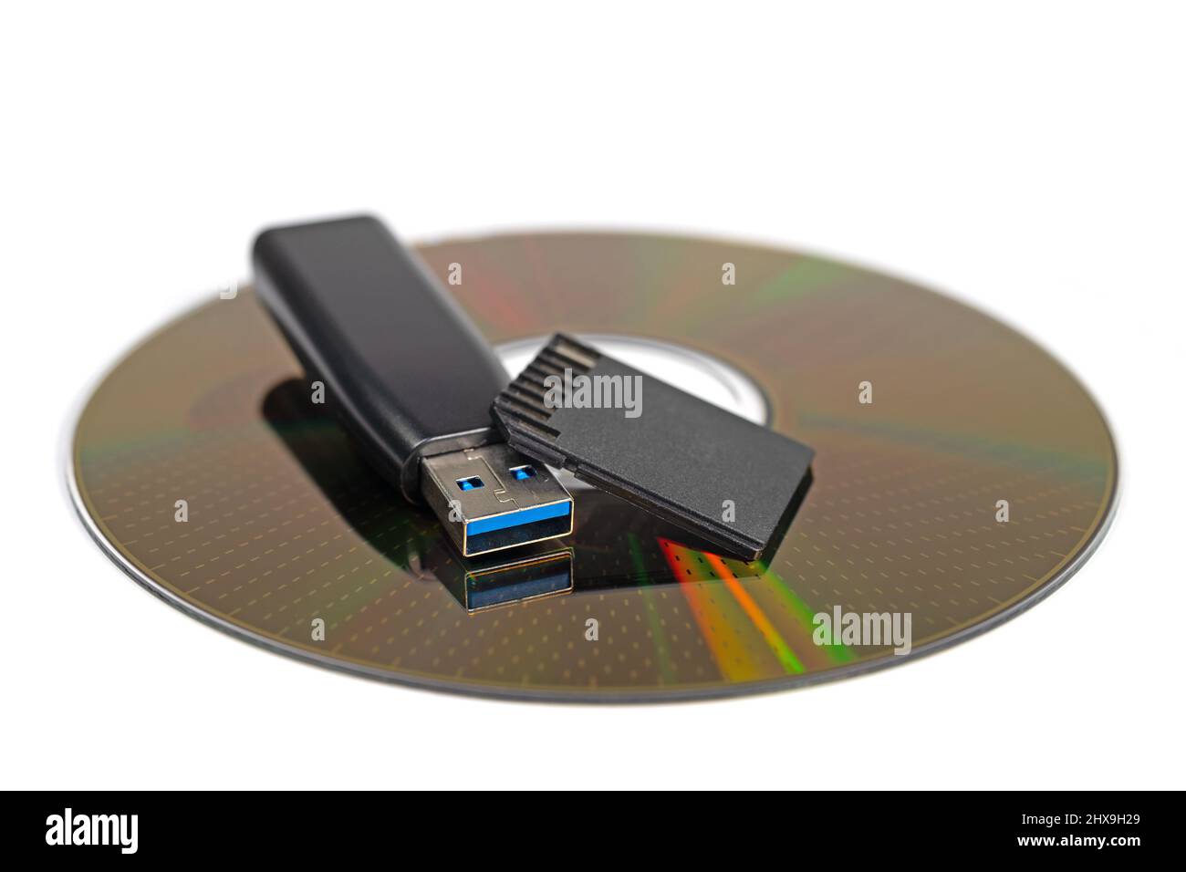 Verschiedene digitale Speichermedien vor weißem Hintergrund Stockfoto