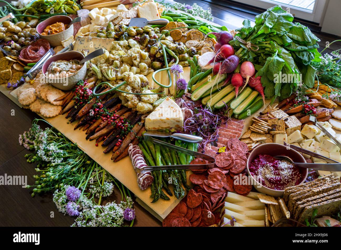 Weidebrett mit verschiedenen Wurstwaren, Obst, Gemüse und Käse Stockfoto