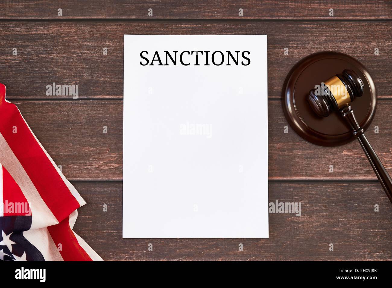 US-Sanktionsliste, amerikanische Flagge und Richtergavel auf Holztisch. Stockfoto
