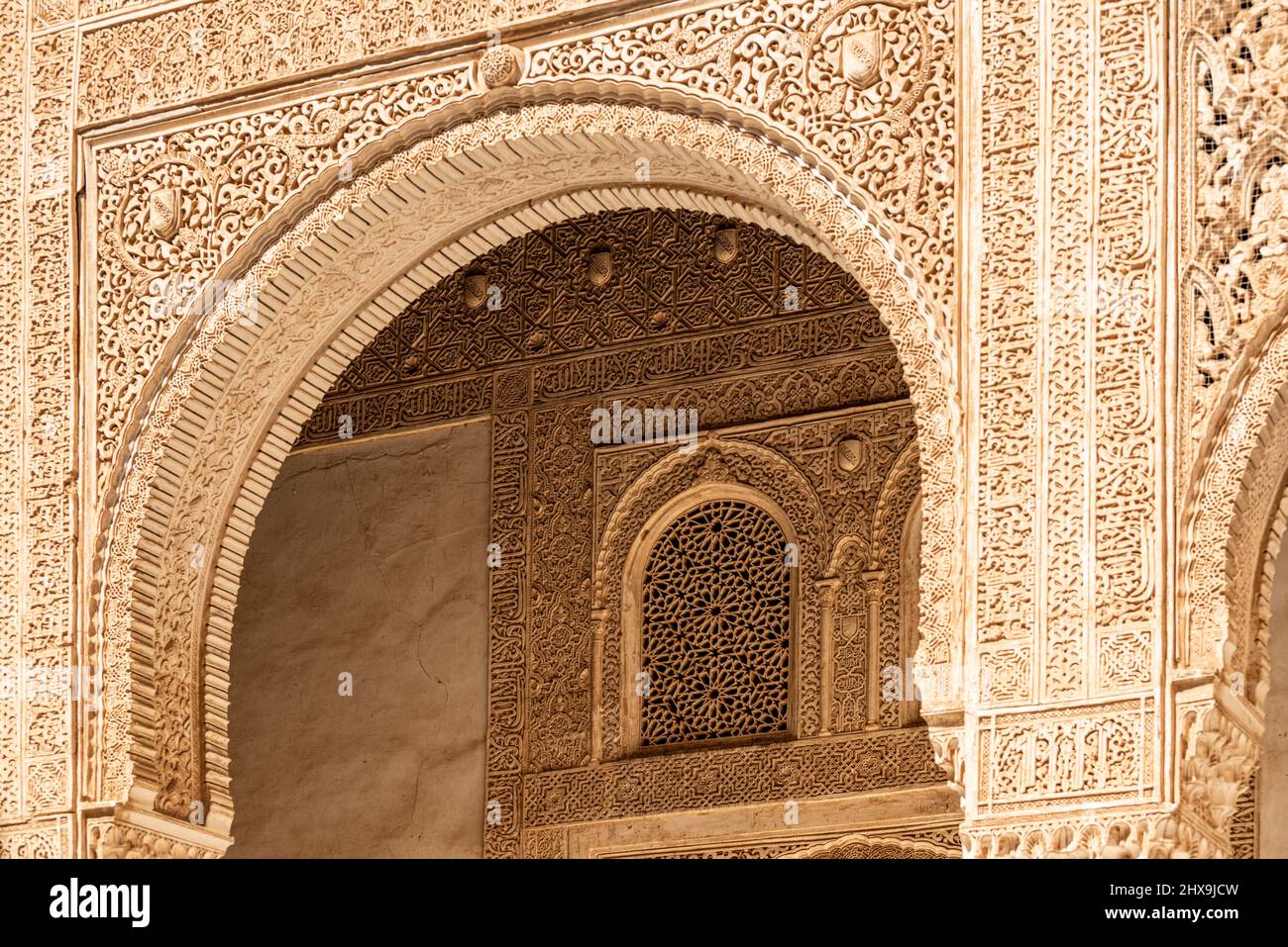 Maurische Ornamente auf dem Eingangsportal des Palastes Comares (Palacio de Comares), Teil der Nasridenpaläste, Alhambra de Granada, Spanien Stockfoto