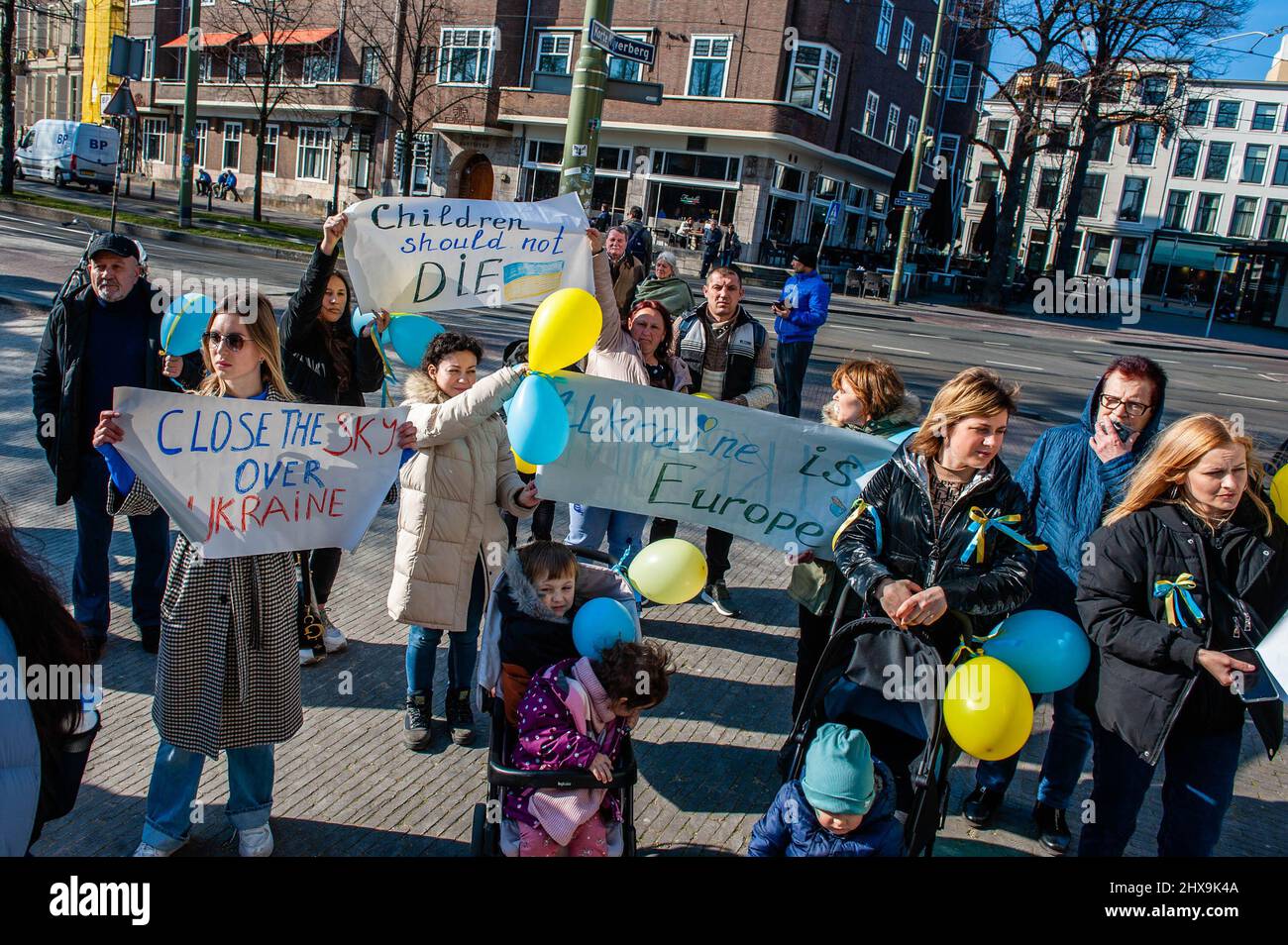 Eine Gruppe ukrainischer Frauen mit ihren Kindern sah während der Demonstration Plakate halten, um die Ukraine zu unterstützen. Das ukrainische Volk versammelte sich vor dem Repräsentantenbüro der Europäischen Kommission in Den Haag, um weiterhin gegen Putins Invasion zu protestieren und für die EU zu appellieren, ihren Beitrittsantrag zu beschleunigen, da die Niederlande den Prozess beschleunigen wollten, forderten sie die gesamte Gemeinschaft auf, sich an der Beeinflussung der offiziellen Position zu beteiligen. Ab heute werden die Staats- und Regierungschefs der EU über die Ukraineís-Anfrage diskutieren, wenn sie sich zwei Tage lang in der Nähe von Paris treffen. Stockfoto