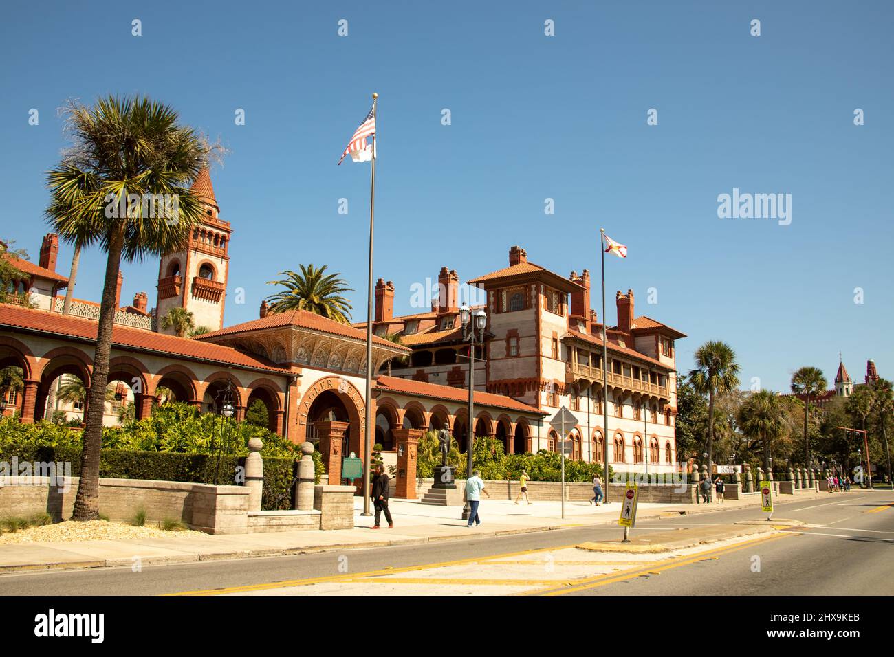 St. Augustine, Florida, USA - 26. Februar 2022 :Touristen outissde historisches Flagler College in St. Augustine, Florida. Stockfoto