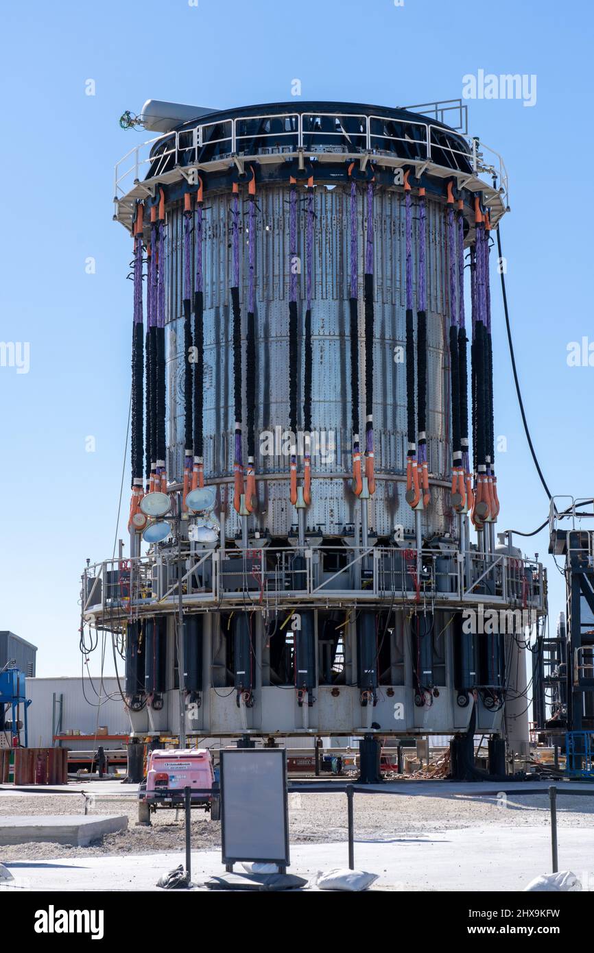 Dieser Prüfstand dient zur Prüfung der Quetschfestigkeit eines Raketenabschnitts. SpaceX-Montageanlage, Boca Chica, Texas. Stockfoto