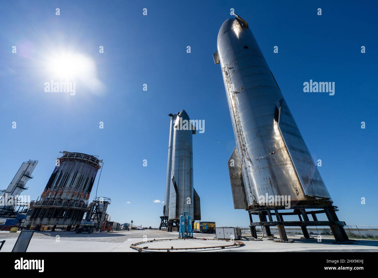 Zwei Starship-Prototypen und eine zylindrische Super Heavy Booster-Rakete im Montagewerk von SpaceX in Boca Chica, Texas. Das Raumschiff ist 160' groß, Stockfoto