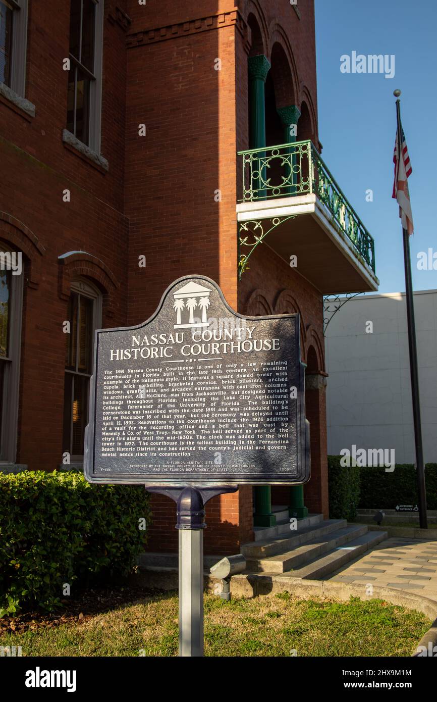 Fernandina Beach, Florida, USA - 22. Februar 2022 : Schild vor dem Amtsgericht Nassau County im historischen Zentrum von Fernandina Beach auf Amelia Island Stockfoto