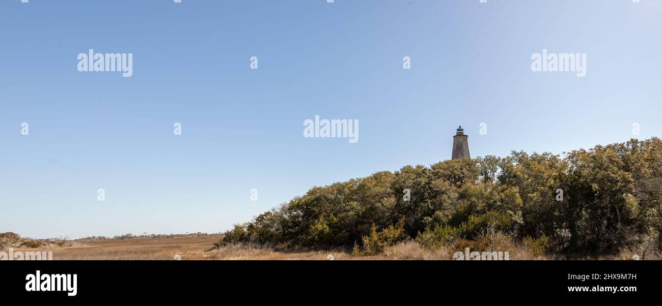 Old Baldy Lighthouse auf bald Head Island, North Carolina, neben Feuchtgebieten. Stockfoto