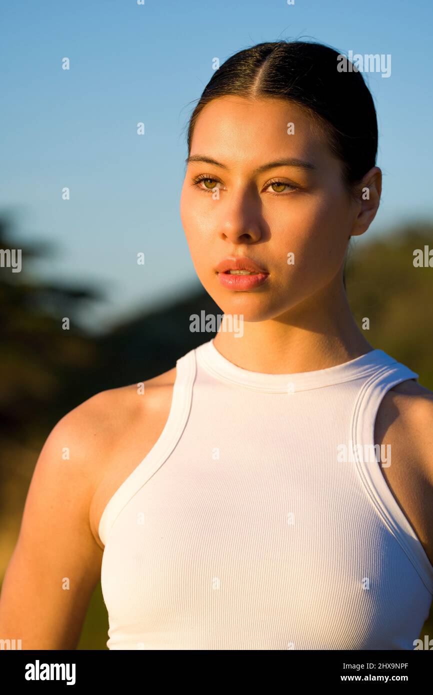 Headshots von wunderschönen, multirassischen Tänzern zur goldenen Stunde Stockfoto