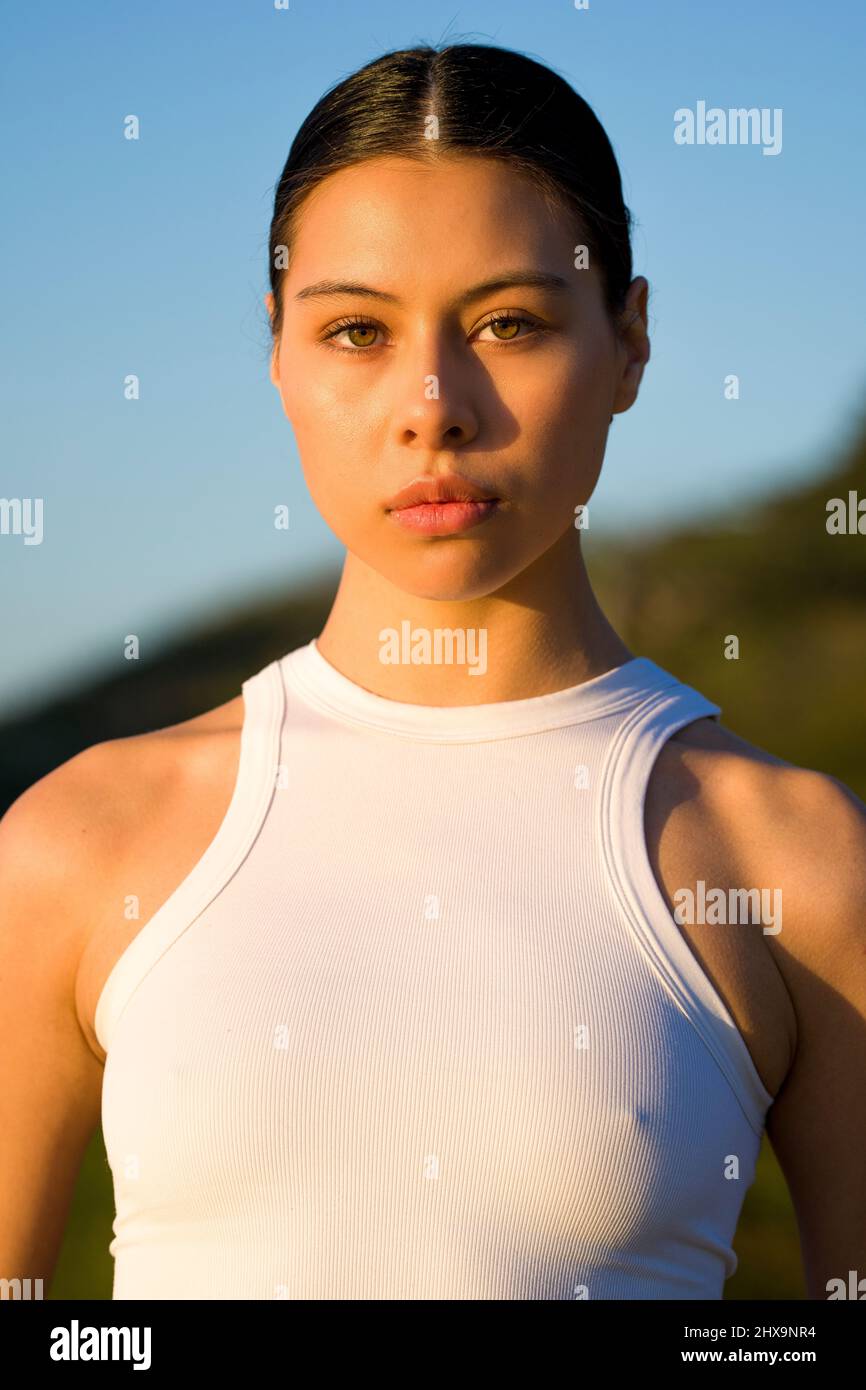 Headshots von wunderschönen, multirassischen Tänzern zur goldenen Stunde Stockfoto