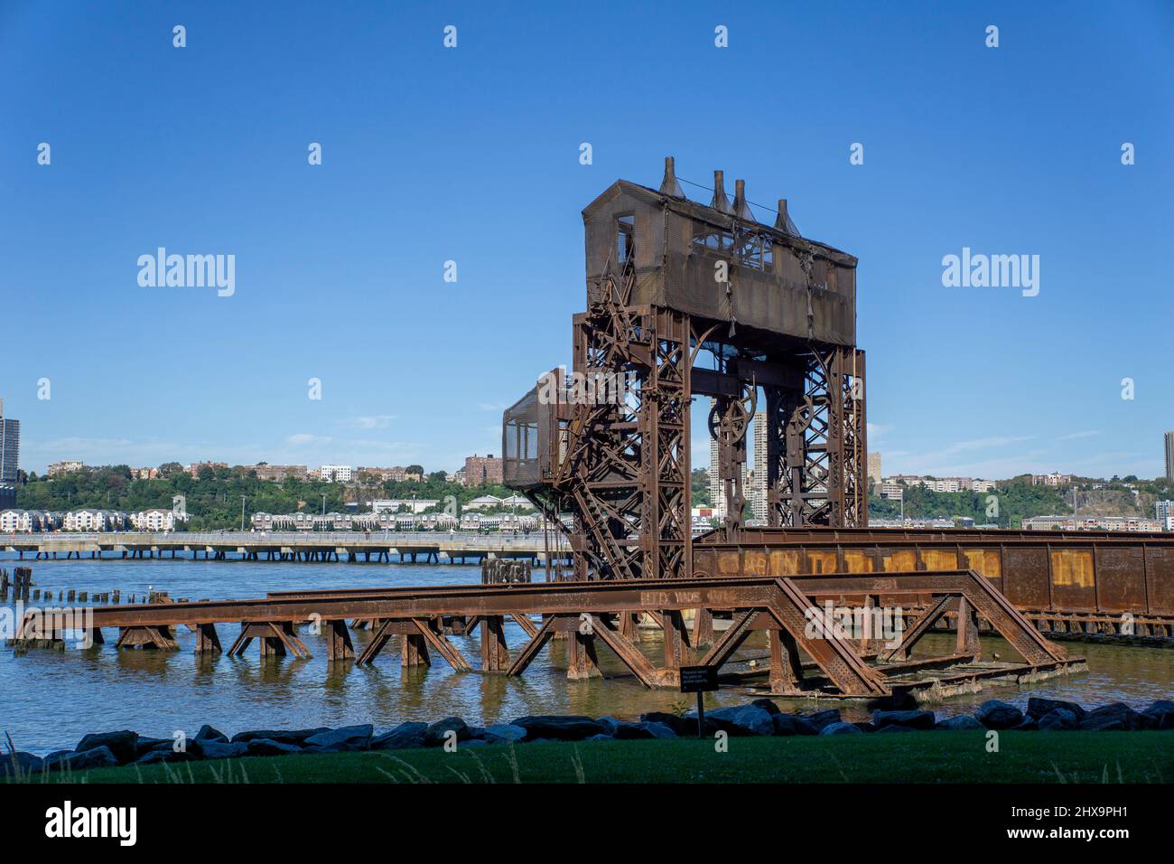 Ruins of New York Central Railroad 69. Street Transfer Bridge, Hudson River, Riverside Park South, New York City, New York, USA Stockfoto