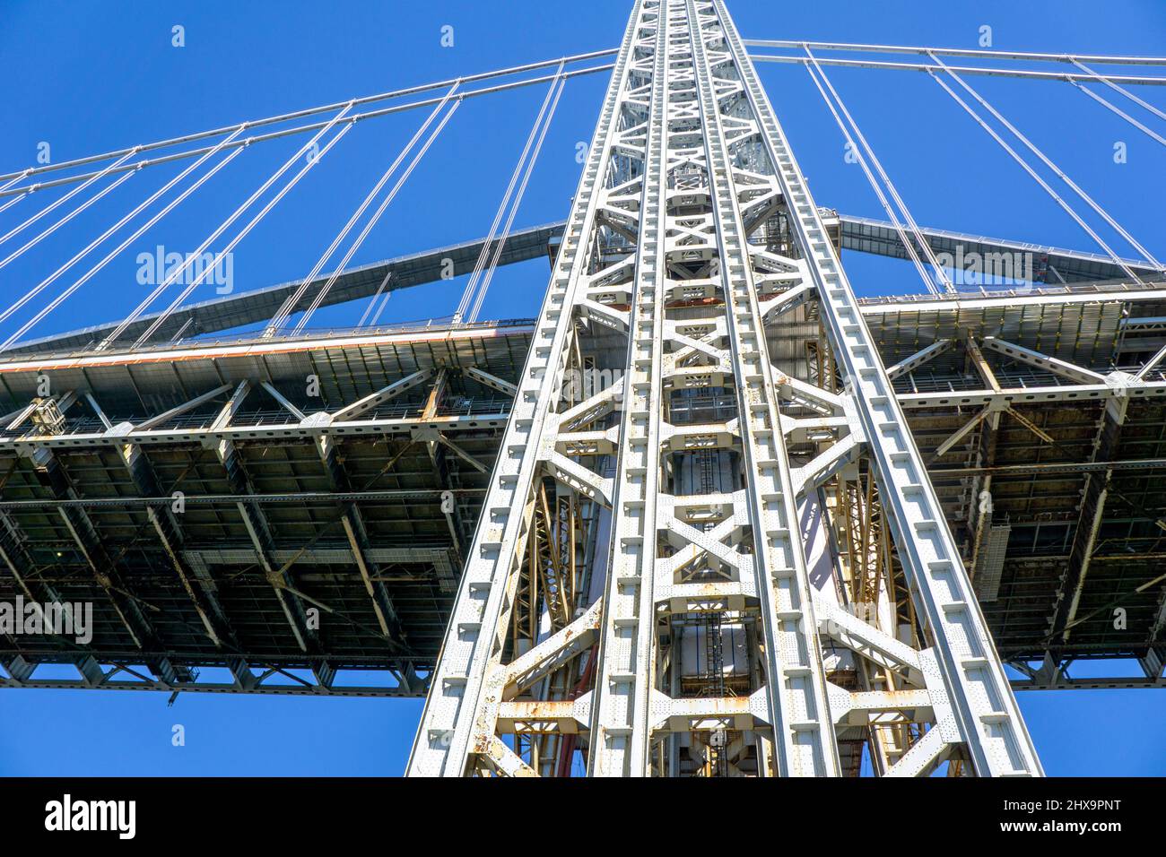 Low Angle View Detail of Suspension Tower, George Washington Bridge, Connecting New York City, New York and Fort Lee, New Jersey, USA Stockfoto