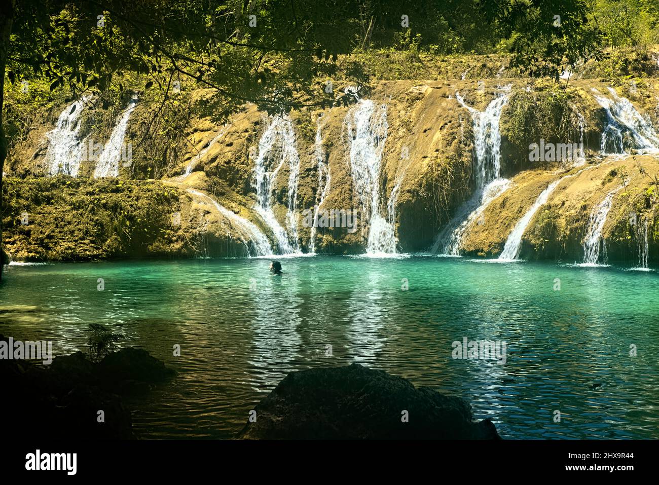 Touristen genießen die schönen Pools von Semuc Champey, Rio Cabohon, Lanquin, Alta Verapaz, Guatemala Stockfoto