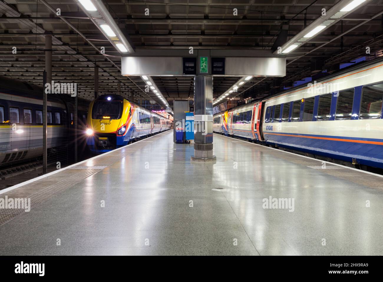 A East Midlands Züge der Klasse 222 Meridianzug 222017 am Bahnhof London St Pancras Stockfoto
