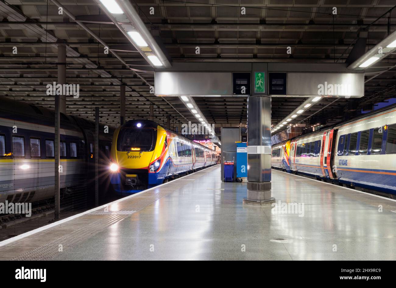 A East Midlands Züge der Klasse 222 Meridianzug 222017 am Bahnhof London St Pancras Stockfoto