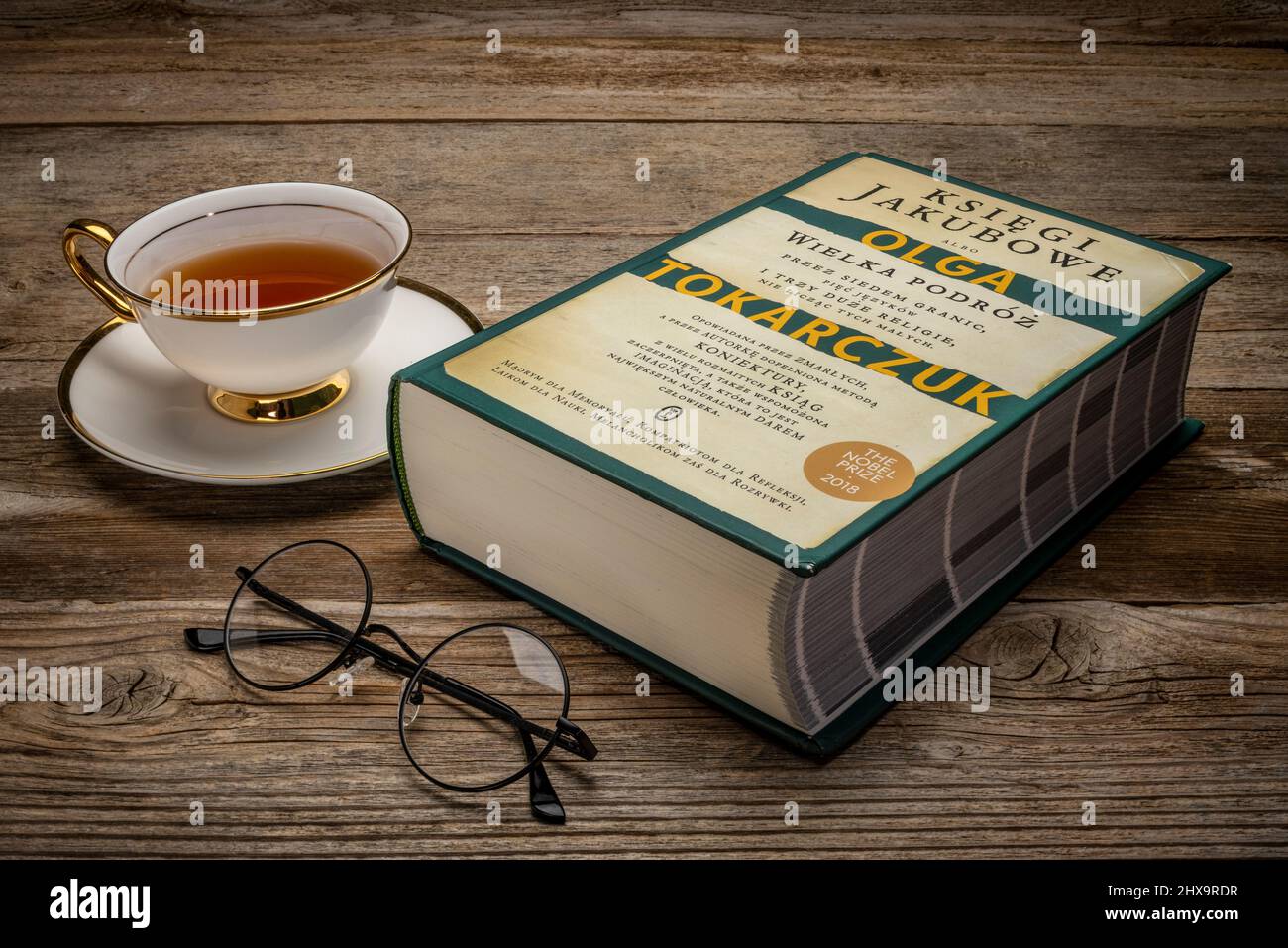 Fort Collins, CO, USA - 27. Juni 2021: Die Bücher Jakobs (polnische Ausgabe), historischer Roman von Olga Tokarczuk mit Tee und Lesebrille - 2018 Nob Stockfoto