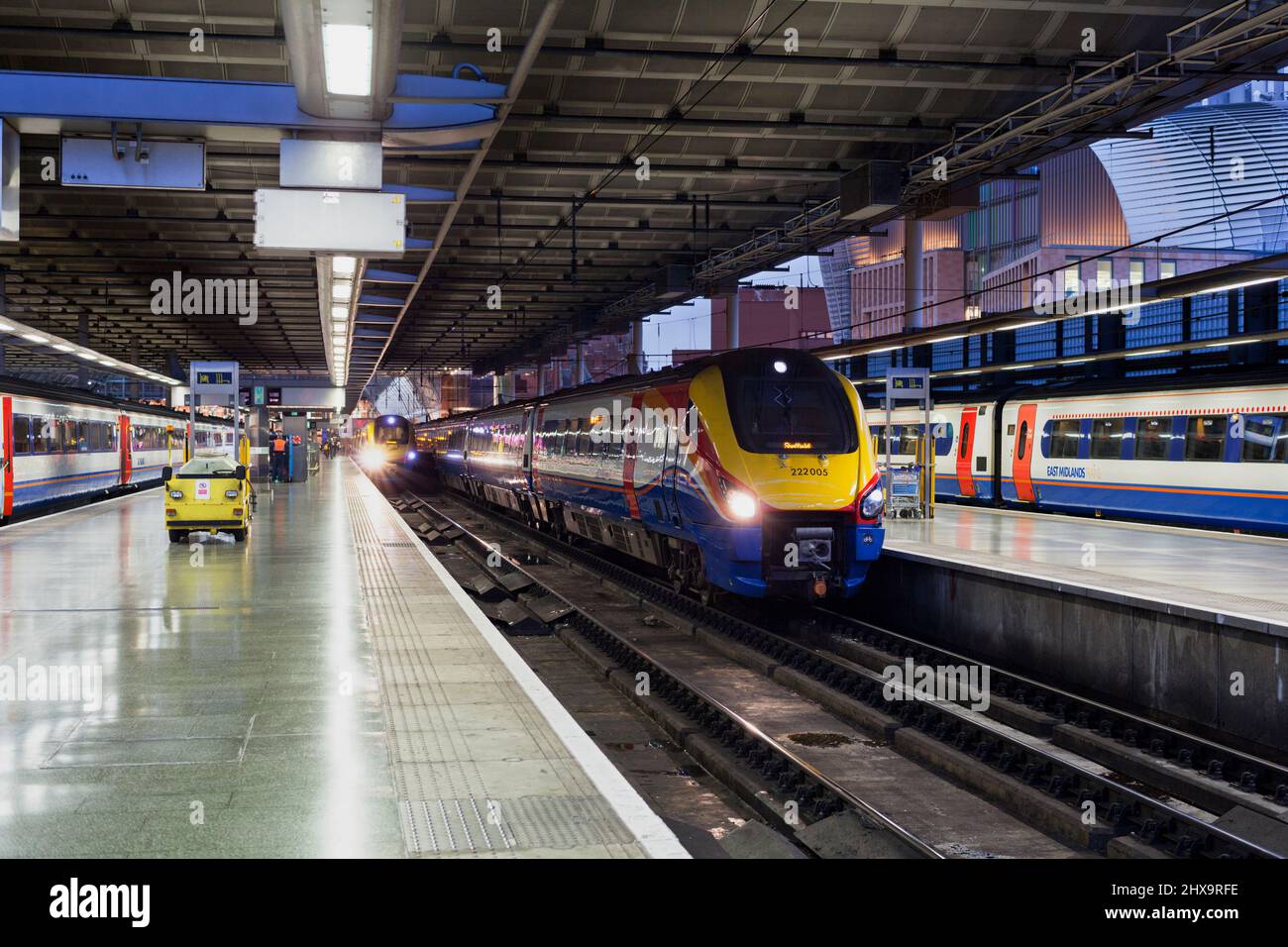 A East Midlands Züge der Klasse 222 Meridianzug 222005 am Bahnhof London St Pancras Stockfoto