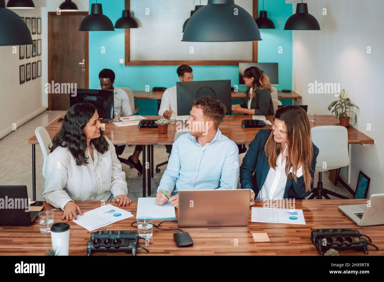 Kollegen zusammen arbeiten im Büro Stockfoto