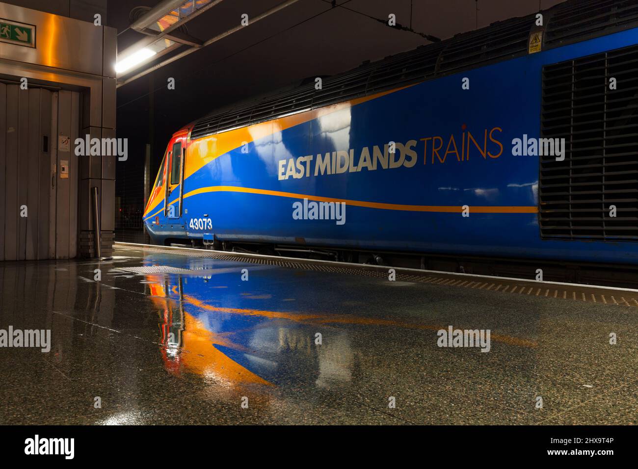 Ein East Midlands Züge Intercity 125 Hochgeschwindigkeitszug in London St Pancras mit dem Logo, das sich auf der feuchten Plattform widerspiegelt Stockfoto
