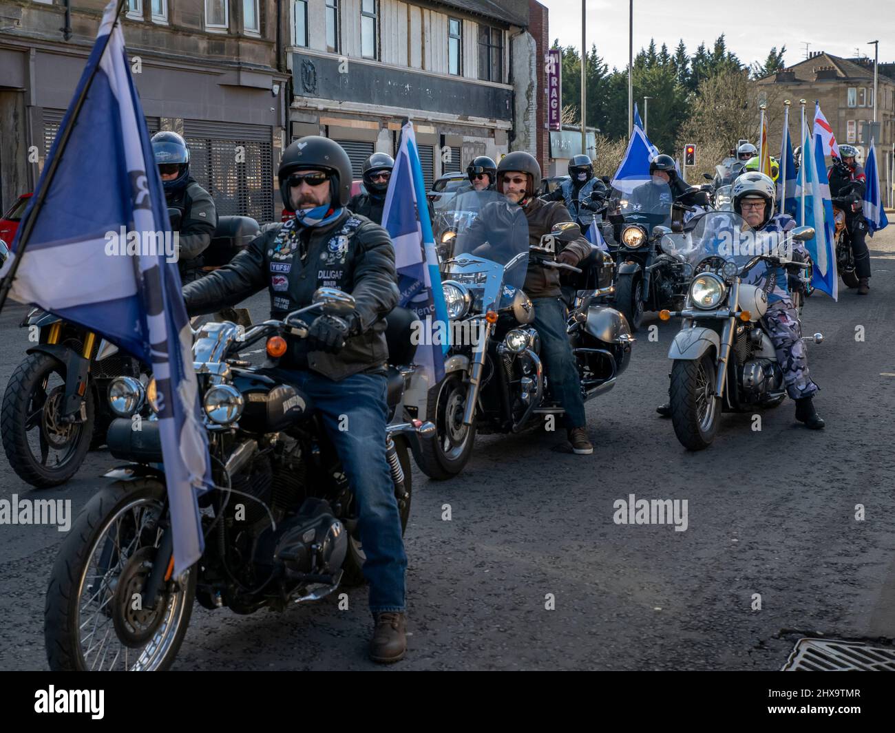 Paisley, Schottland. VEREINIGTES KÖNIGREICH. 5.. März 2022: Demonstranten bei einer schottischen Unabhängigkeitskundgebung in Paisley. Stockfoto