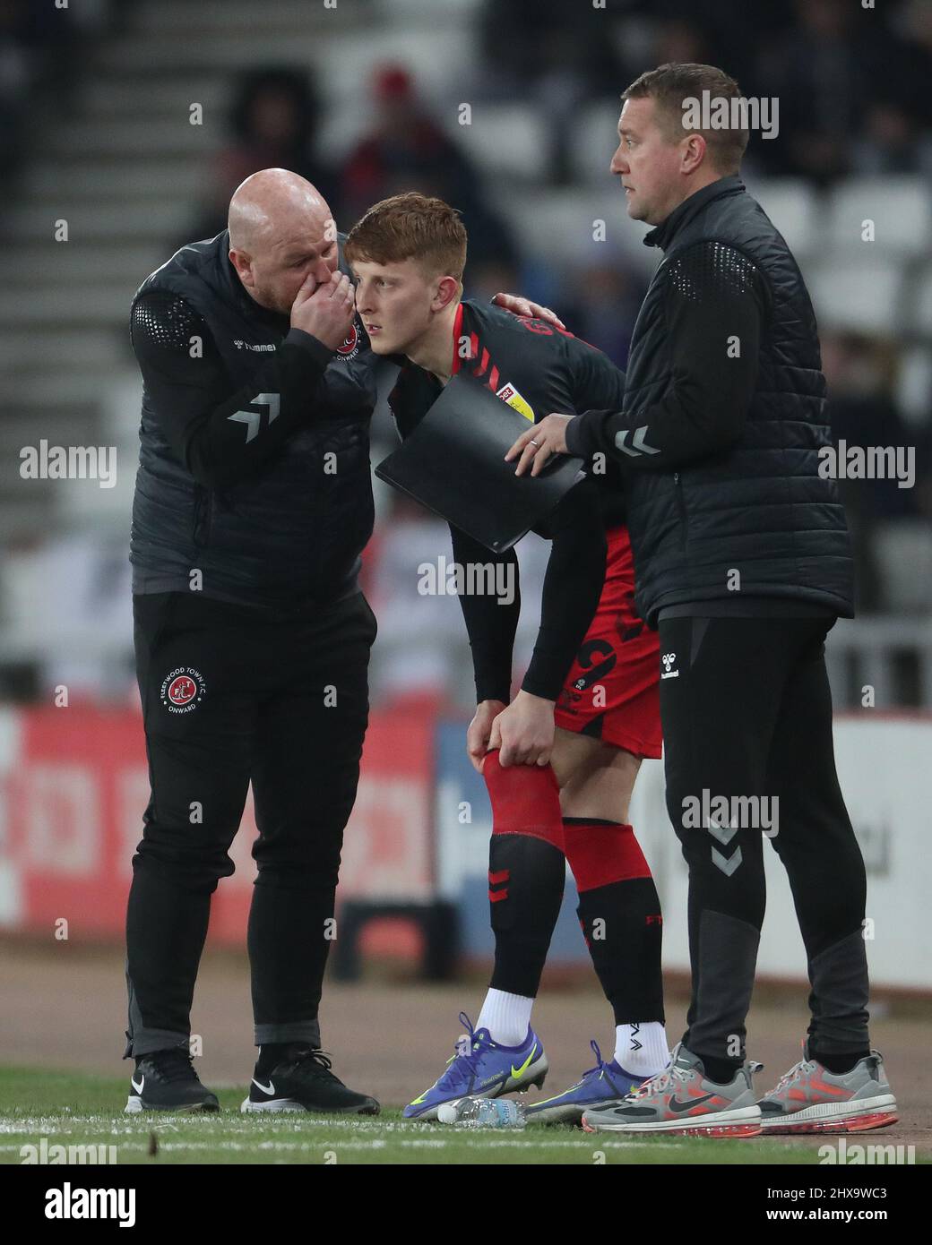 SUNDERLAND, GROSSBRITANNIEN. MÄR 8. der Fleetwood Town Manager Stephen Crainey gibt dem GED Garner von Fleetwood Town während des Spiels der Sky Bet League 1 zwischen Sunderland und Fleetwood Town im Stadium of Light, Sunderland, am Dienstag, dem 8.. März 2022 Anweisungen. (Kredit: Mark Fletcher | MI News) Kredit: MI Nachrichten & Sport /Alamy Live News Stockfoto