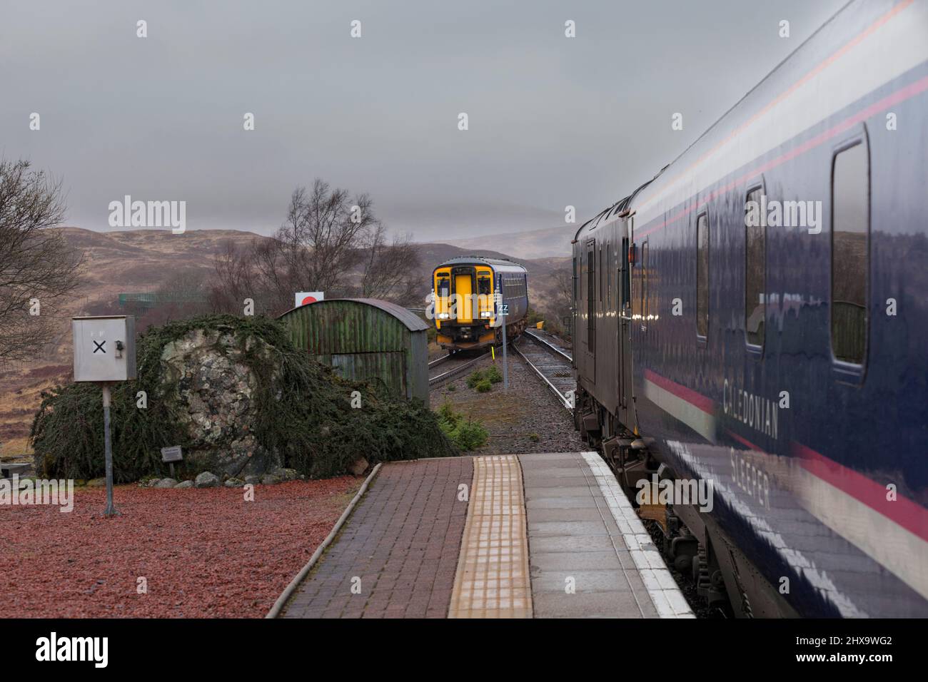 Caledonian Sleeper Train und Scotrail Sprinter fahren in Rannoch auf der eingleisigen West Highland Railway Line, Schottland, Großbritannien Stockfoto