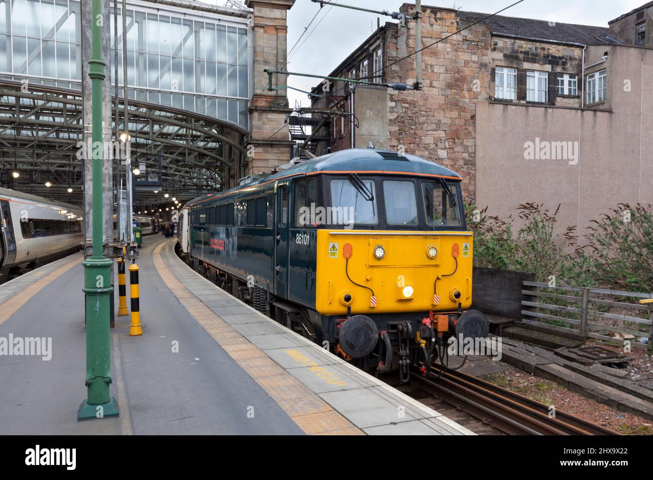 Glasgow Central Station, erhaltene elektrische Lokomotive der Klasse 86 86101, die den leeren Vorrat aus dem Nachtzug des Caledonian Sleeper aus London schleppt Stockfoto