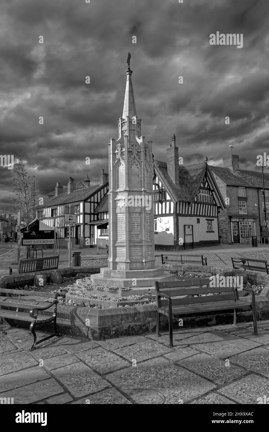 Sandbach in der Stadt mit alten sächsischen Steinkreuzen Stockfoto