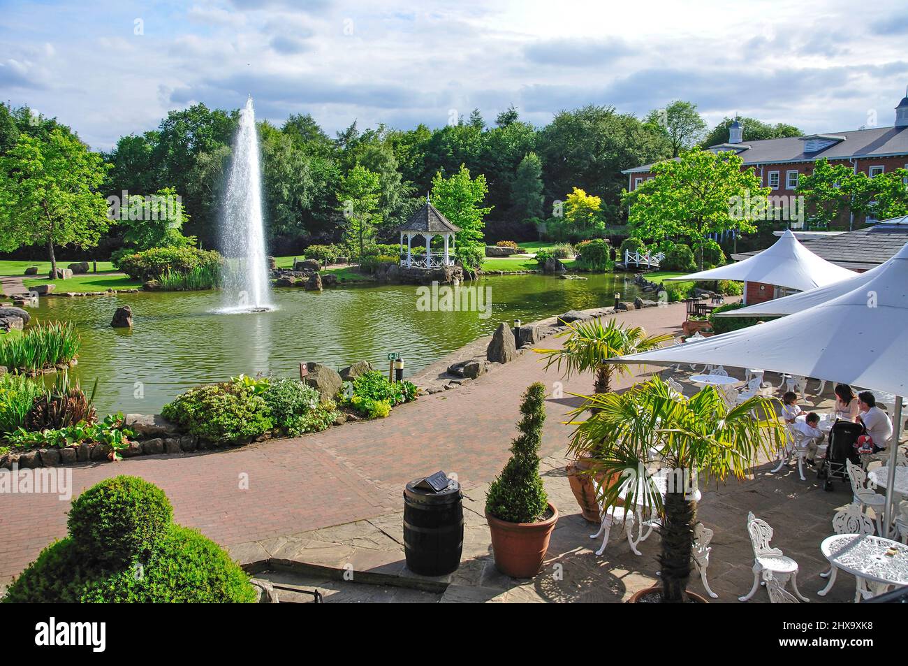 Gartenterrasse bei Alton Towers Hotel Alton Towers Themenpark Alton, Staffordshire, England, Vereinigtes Königreich Stockfoto