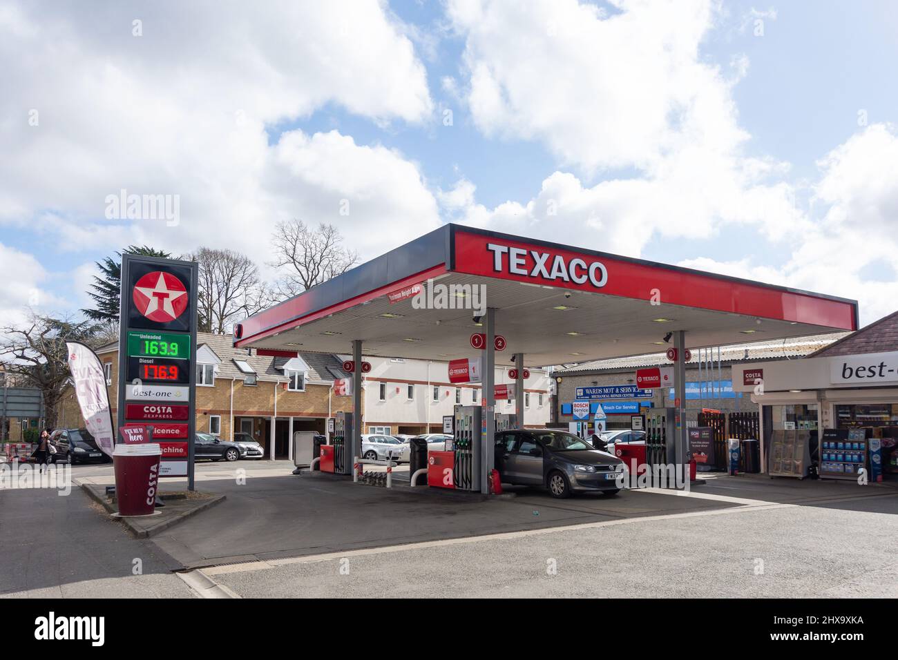 Texaco Service Station, High Street, Egham, Surrey, England, Vereinigtes Königreich Stockfoto