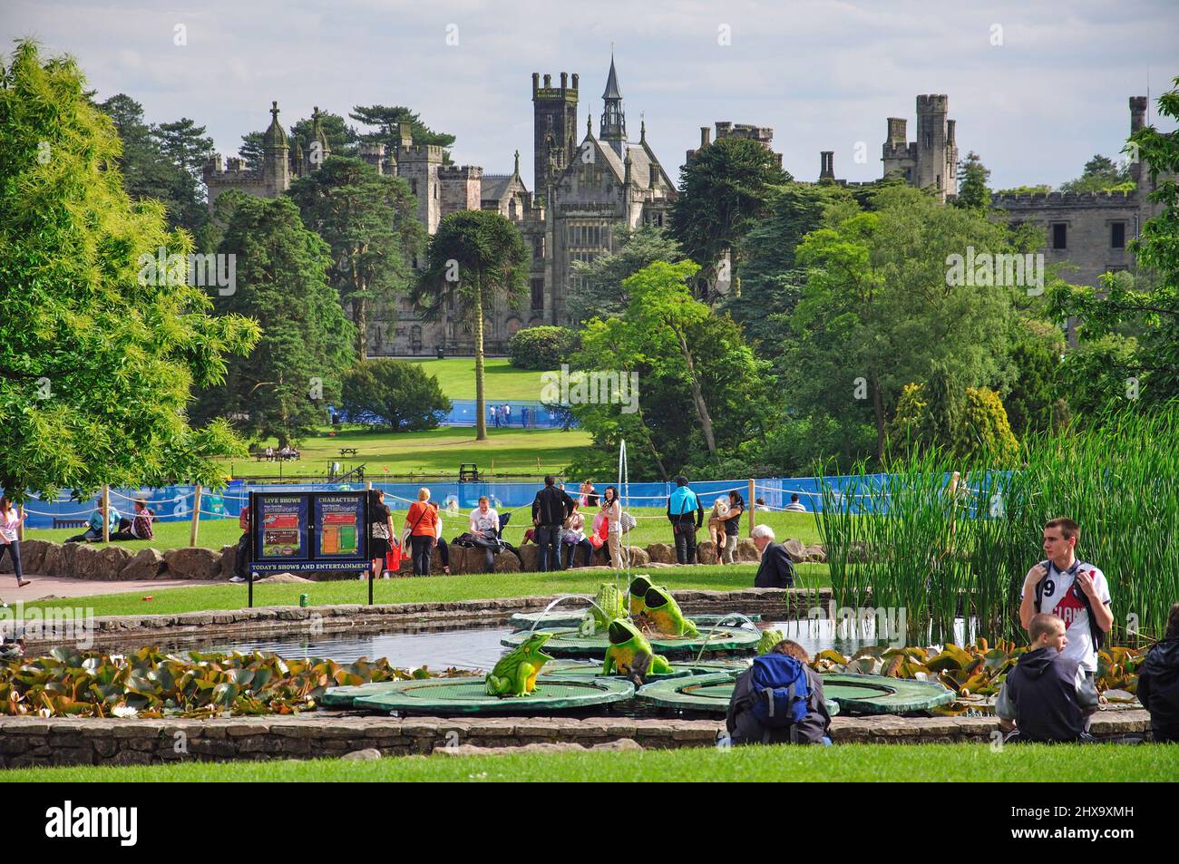 Blick auf die Türme Haus vom Eingang, Alton Towers Themenpark Alton, Staffordshire, England, Vereinigtes Königreich Stockfoto