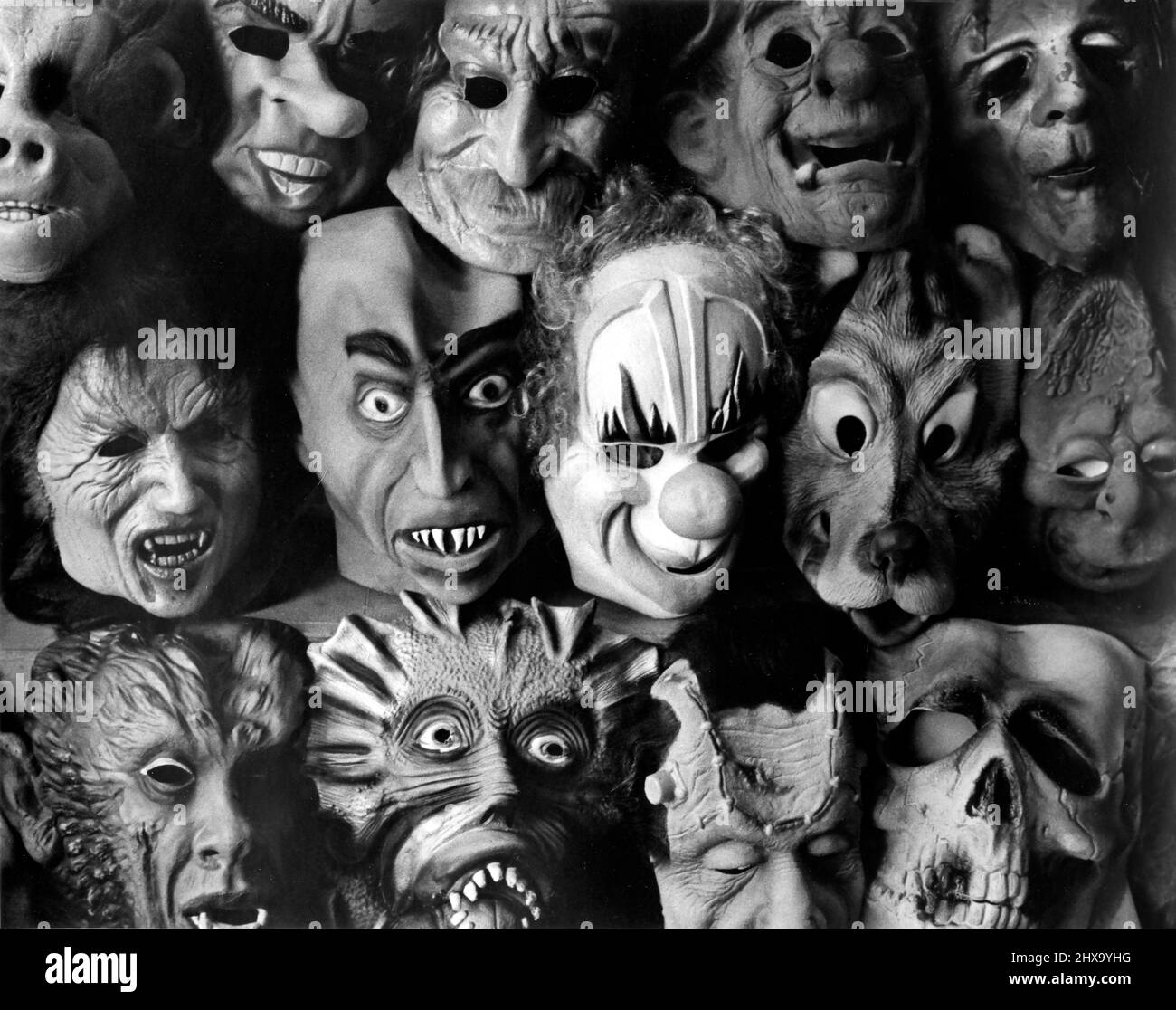 Ausstellung von Halloween-Masken im Fenster auf dem Hollywood Boulevard in Los Angeles um 1970s. Stockfoto