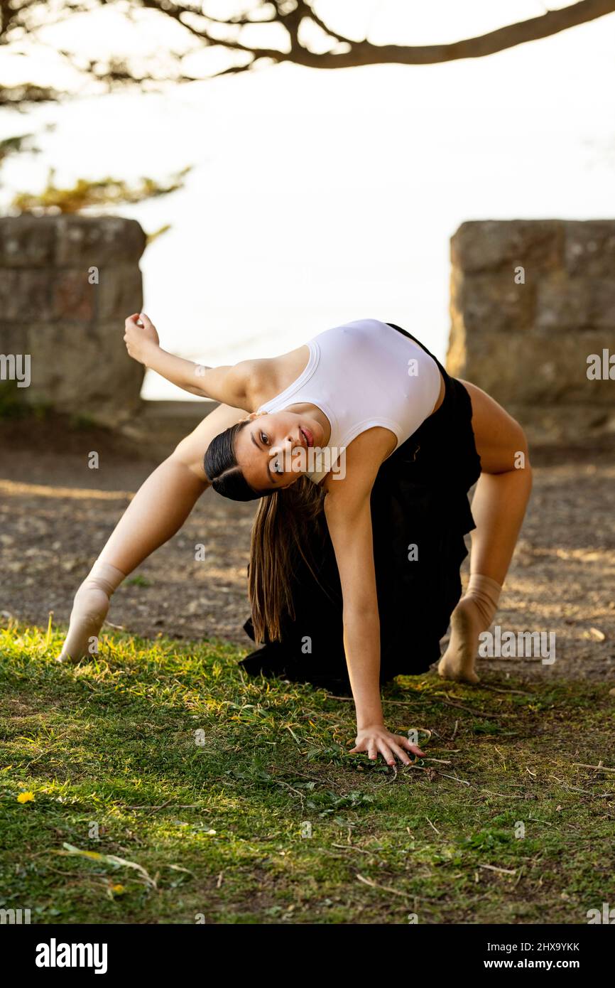 Teenage Female Dance beim Backbend im Park Stockfoto