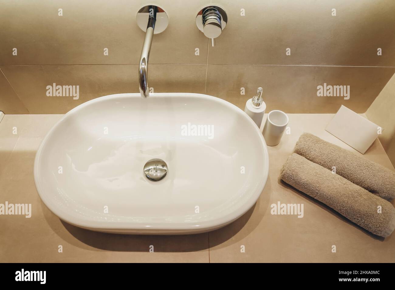 Waschbecken im Badezimmer mit sauberen Handtüchern in einem Hotel Stockfoto