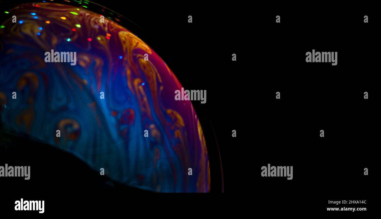 Blase mit dem Aussehen eines Planeten mit Atmosphäre und farbigen Lichtern Stockfoto