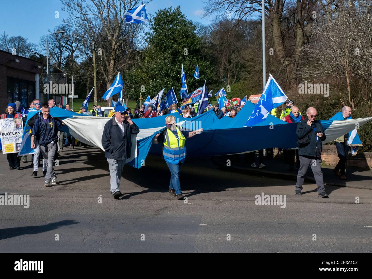 Paisley, Schottland. VEREINIGTES KÖNIGREICH. 5.. März 2022: Demonstranten bei einer schottischen Unabhängigkeitskundgebung in Paisley. Stockfoto