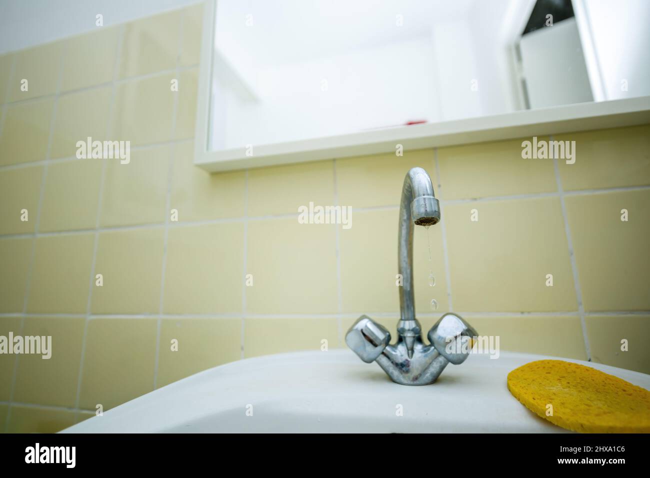 Wassertropfen in unhygienischen alten Bad - Abwasserkonzept Stockfoto