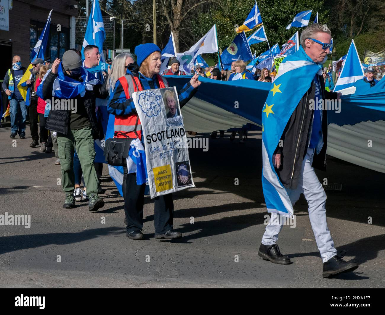 Paisley, Schottland. VEREINIGTES KÖNIGREICH. 5.. März 2022: Demonstranten bei einer schottischen Unabhängigkeitskundgebung in Paisley. Stockfoto